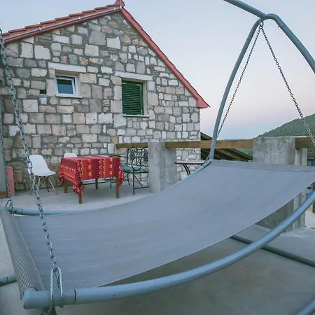 Olive Hill Familly House Vis